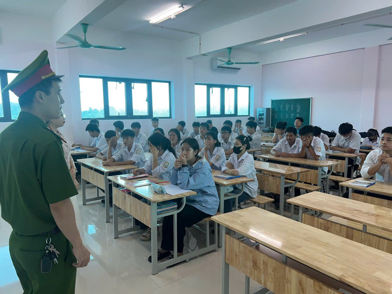 Công an xã Cẩm Giang tăng cường tuyên truyền pháp luật trong trường học